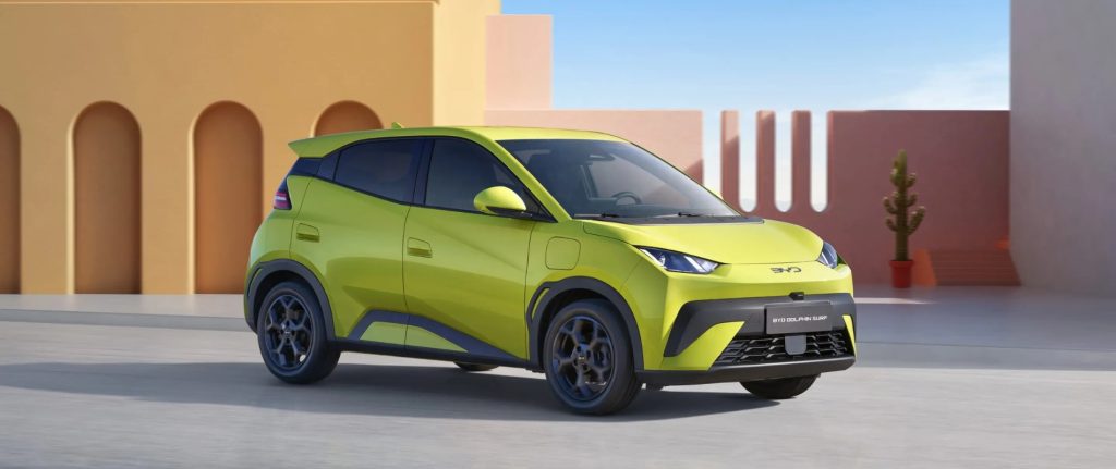 portni BYD Dolphin model Surf, ki s svojo napredno Blade LFP baterijo in garancijo na 250.000 km cilja na vrh razreda družinskih električnih vozil.