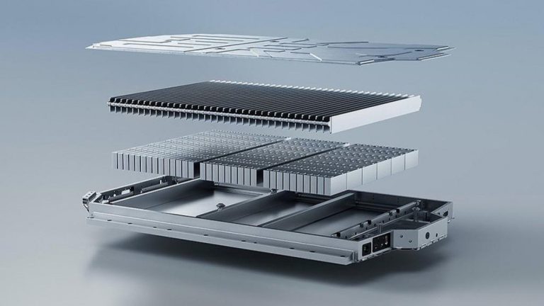 BYD za 2027 napoveduje ‘Solid-State’ baterije s 1000 km dosega: Se splača čakati ali je 43 kWh dovolj že danes?