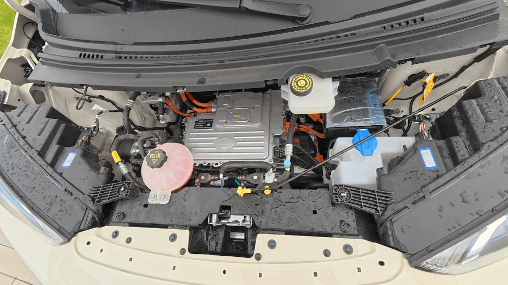 Elektromotor z močjo 115 kW pod sprednjim pokrovom modela BYD Dolphin Surf Comfort